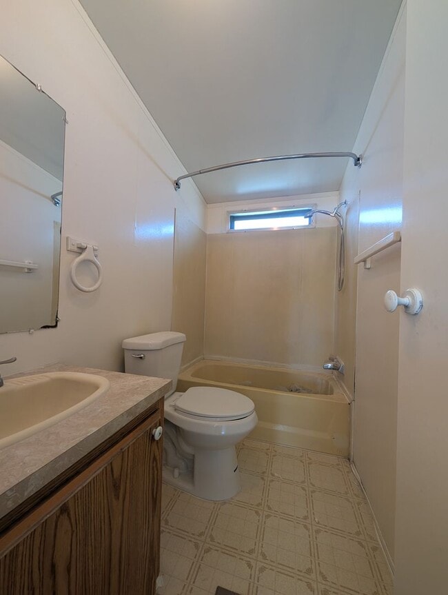 Building Photo - 3 Bedroom 2 Bath House