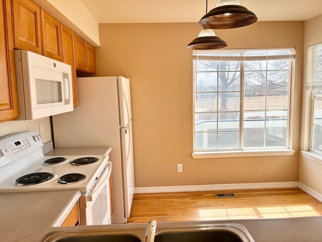 Building Photo - Great Location! Attractive 3 Story Condo