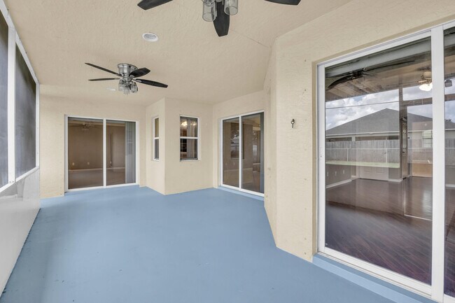 Building Photo - 729 SW Sardinia Ave