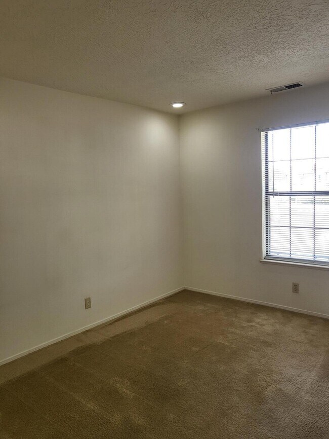 Building Photo - 827 Country Club Dr SE