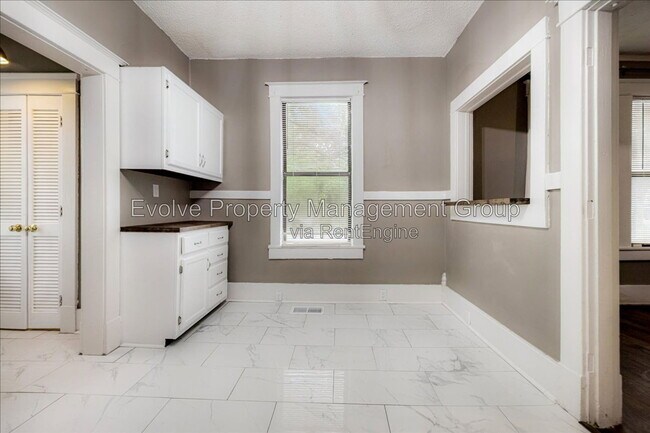 Building Photo - 431 Alexander St