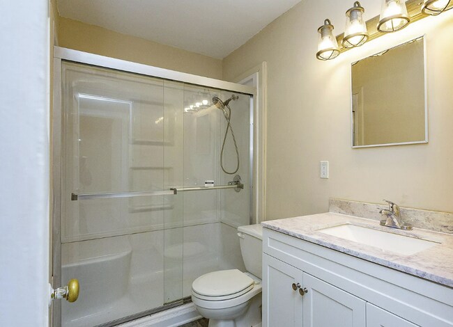 Building Photo - Newly Renovated 3 Bedroom