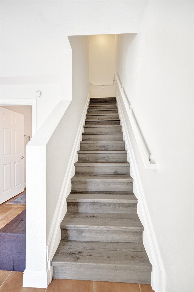 Building Photo - 228 SW 6th Ct