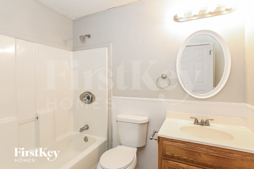 Building Photo - 252 N Lake Dr