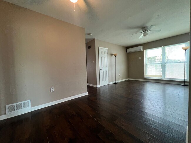 Building Photo - $1,350 ** Annual Lease ** 2 Bedroom / 1 Bath * Single Family ** Port Charlotte ** Canal