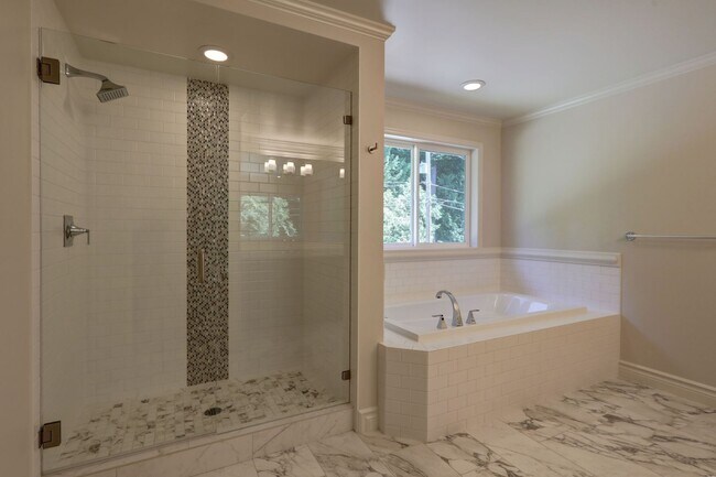 Building Photo - Spacious Custom Home with High-End Finishes Near Lake Sammamish