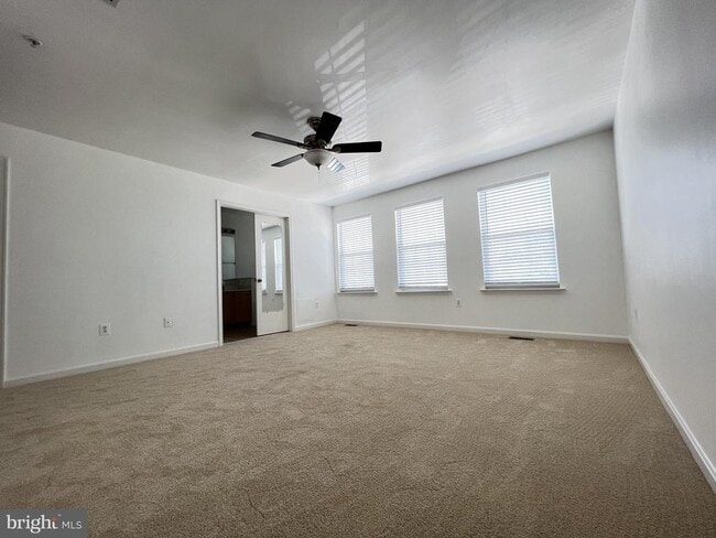 Building Photo - 4971 Clarendon Terrace