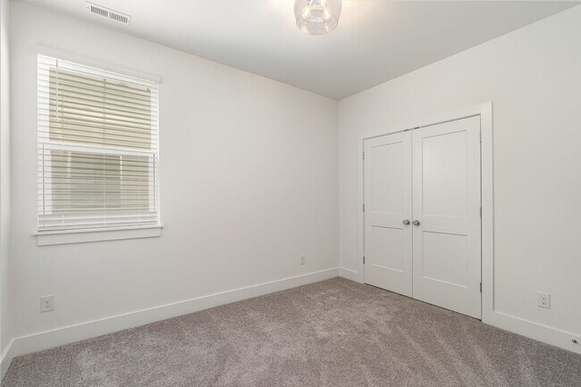 Building Photo - 725 Caraway Ln