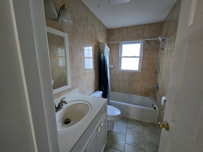 Building Photo - 1401-1403 Parkview Ln NE