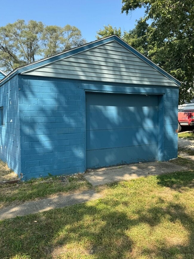 Building Photo - Nice affordable single family home with garage!