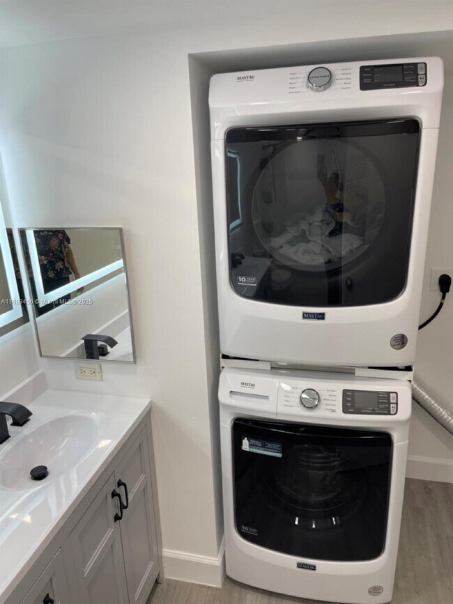 Building Photo - 4852 N State Rd 7