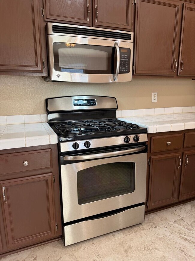 Building Photo - 221 Endeavor Ln