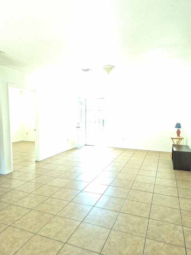 Building Photo - Refreshed 3 Bed/2 Bath Duplex