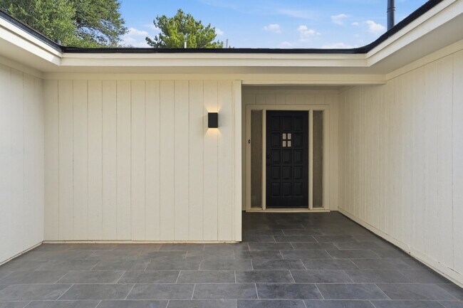 Building Photo - "Charming 4-Bed Oasis with Fireplace in Lubbock - 2 Full Baths & Spacious 2460 Sq Ft!"