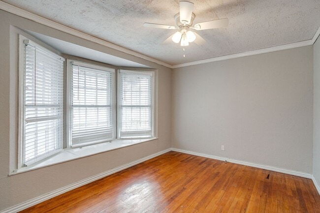 Building Photo - Amazing Historic 1940's Home in Original Cleburne- 4 Bed- 3 Bath w/ Multiple Living Areas- 76033