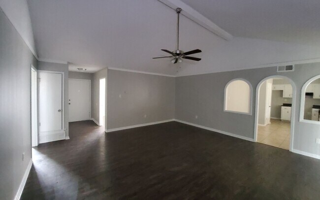Building Photo - 3760 St Elmo Ave