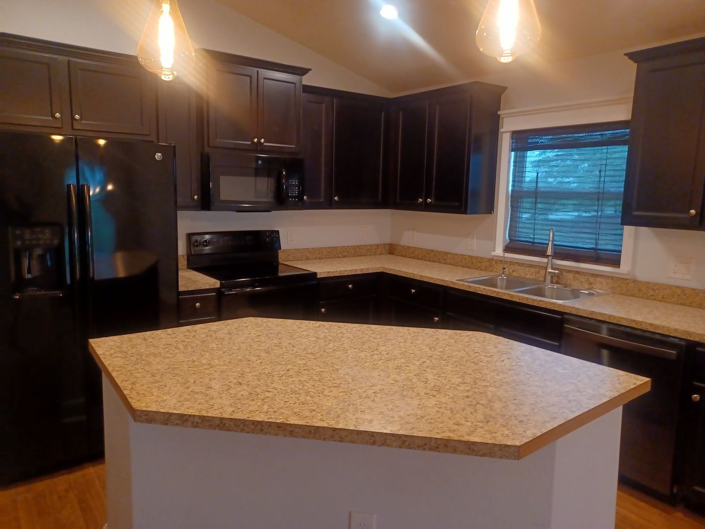 Building Photo - Spacious, Newly Remodeled  3 bedroom, 2 bathroom screened lanai GREAT LOCATION