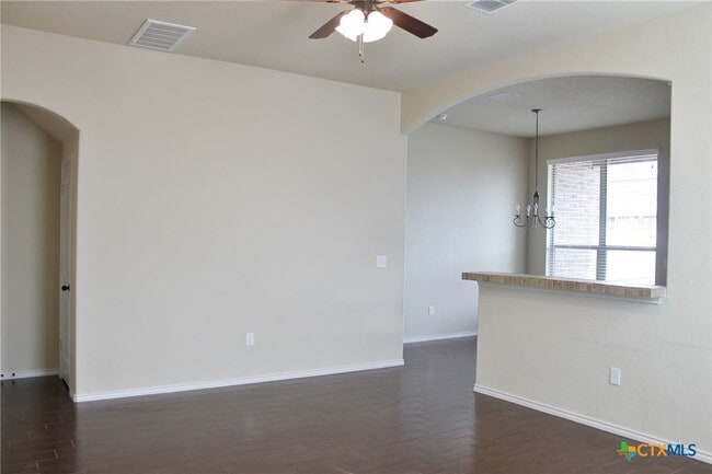 Building Photo - 665 Creekside Cir