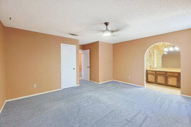 Building Photo - Spacious 3/2/2 near McCullough Park