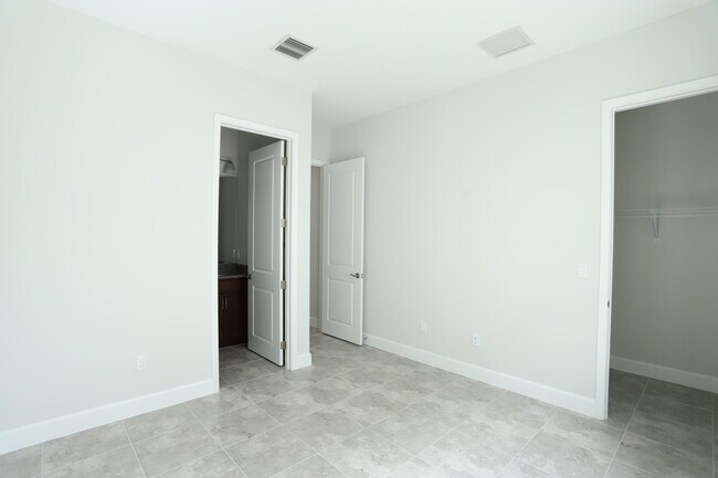 Building Photo - 15192 Wildwood Cir