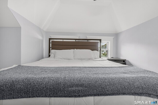 Building Photo - 277 Maplewood Ave