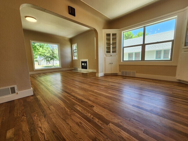 Building Photo - Completely remodeled 5 bed 2 bath home