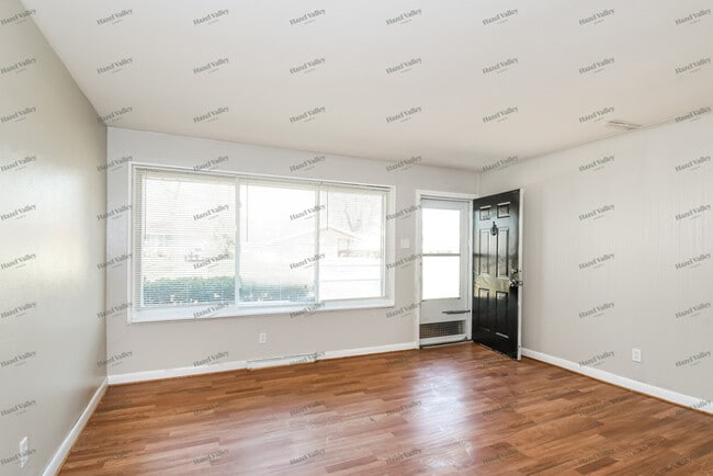 Building Photo - 9922 Duke Dr