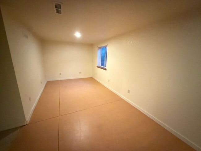 Building Photo - Beautiful 3-Level Corner Unit Townhouse with Garage