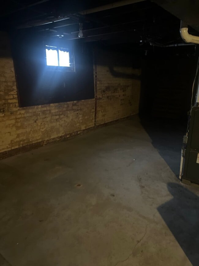 Building Photo - Coming soon! Freshly painted!