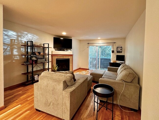 Building Photo - Modern 3BR | 2.5BA Townhome with Private T...