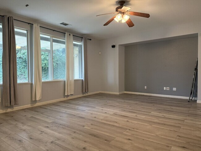 Building Photo - Polished and Chic 4/2 Available NOW!!