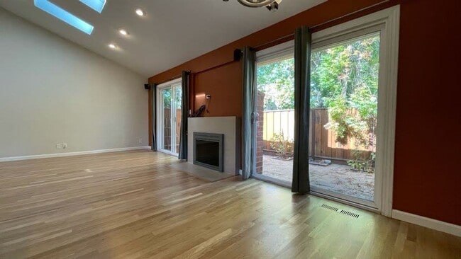 Building Photo - 2BD/2BA - Stylish 2BR Townhome Near Apple ...