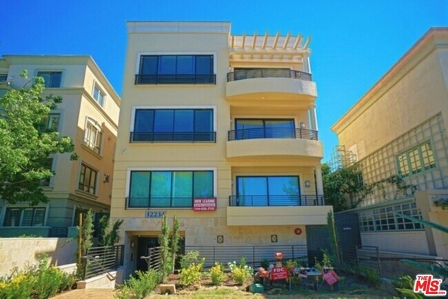 Building Photo - 12234 Montana Ave