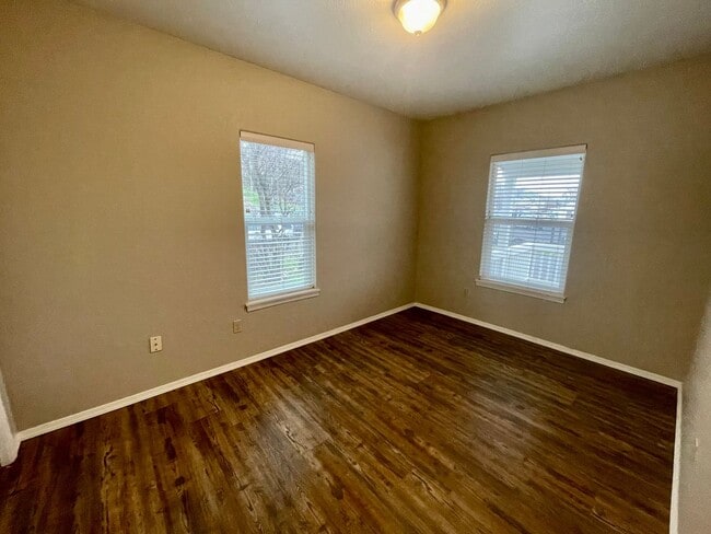 Building Photo - Charming 2-Bedroom Home Near Washington El...