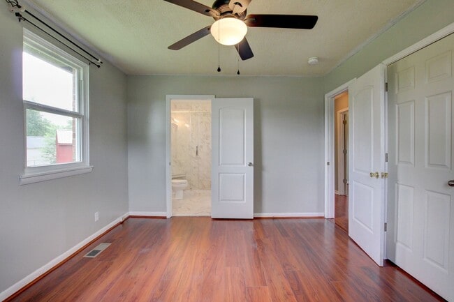 Building Photo - 729 Welsey Dr
