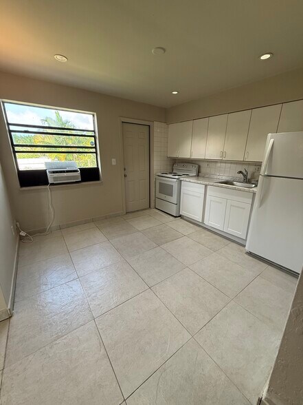 Building Photo - 4816 SW 58th Ave