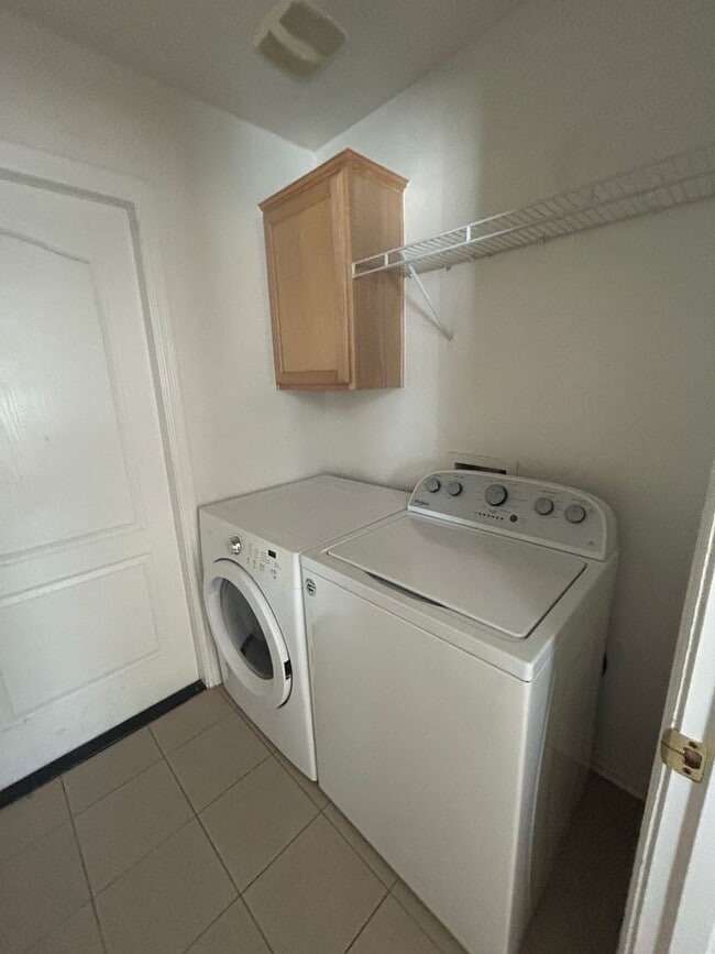 Building Photo - Open and Spacious in Northwest Hanford