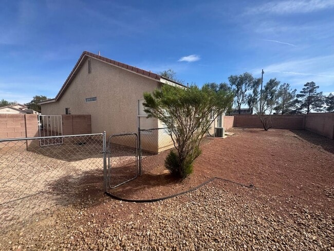 Building Photo - 6005 Highland Gardens Dr