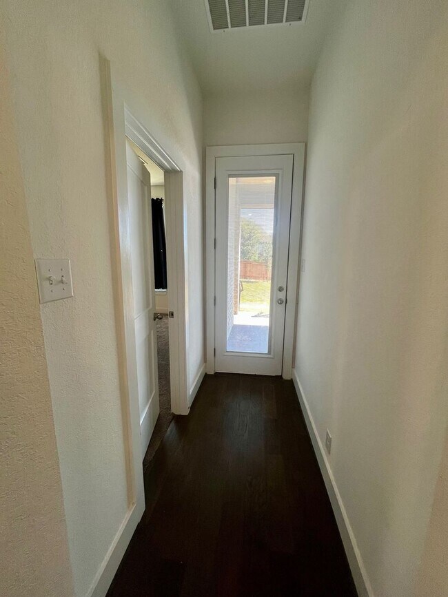 Building Photo - Spacious 4 Bedroom / 4 Full Bath Home w/ M...