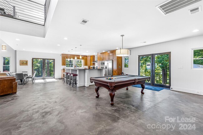 Building Photo - 49 Castle Ct