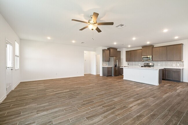 Building Photo - Homey 4 Bedroom, 2 Bath, 1-Story Home in H...