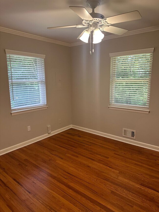 Building Photo - 406 Holly Dr