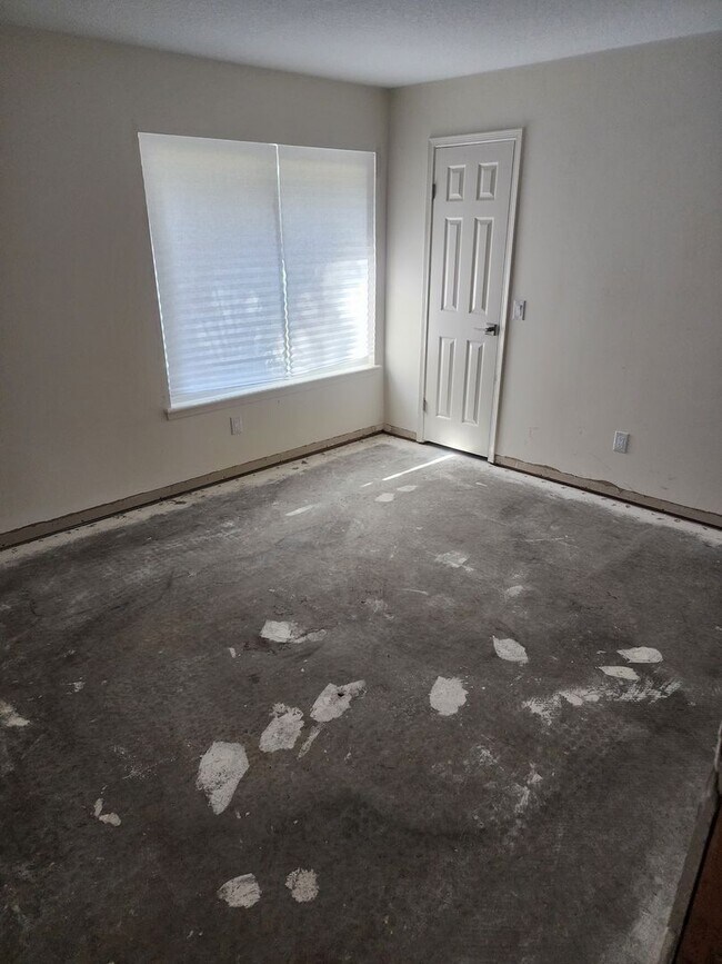 Building Photo - Recently renovated and ready to move in.