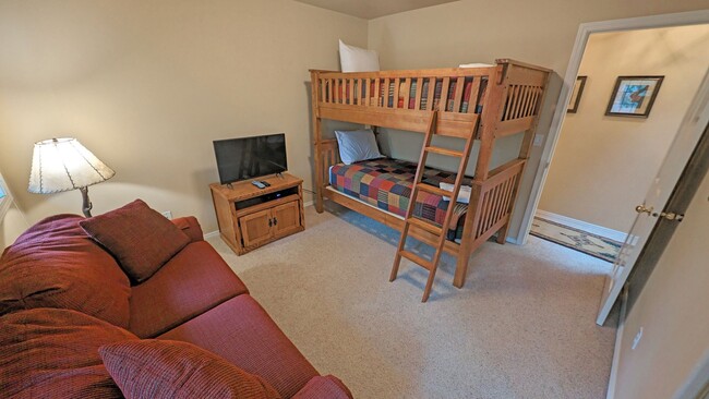 Building Photo - Furnished Sunriver 3 Bedroom Home Availabl...