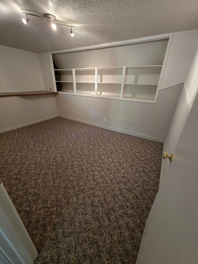 Building Photo - Popular West Linn! Tons of Space and great...