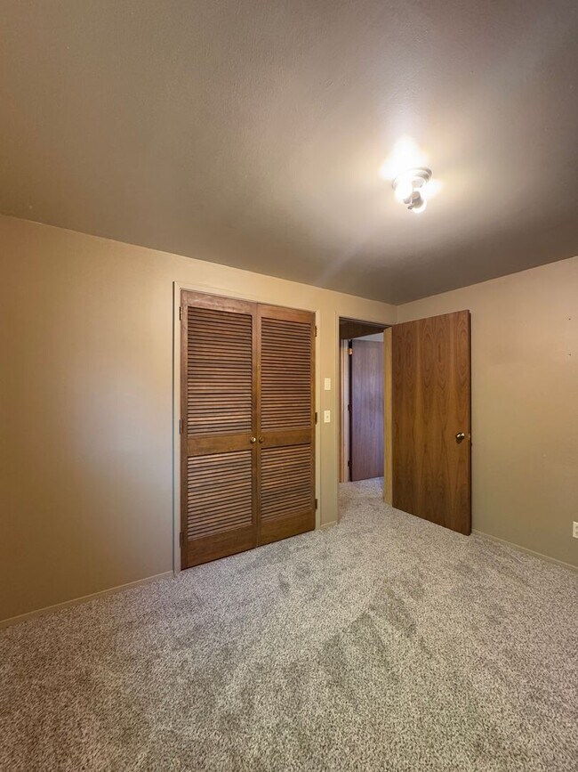 Building Photo - Spacious 6 Bedroom, 3 Bathroom Home Near CWU