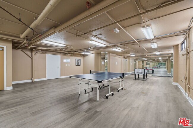 Building Photo - 10982 Roebling Ave