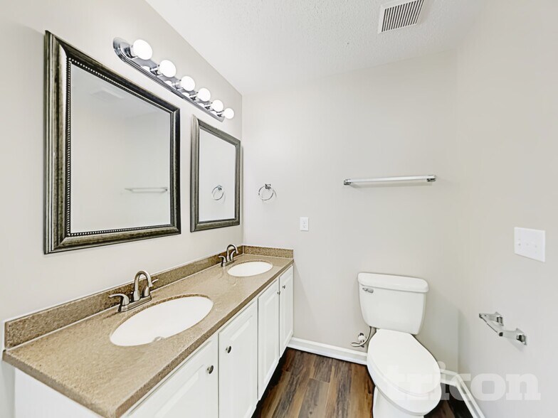 Building Photo - 1829 Mission Oaks St