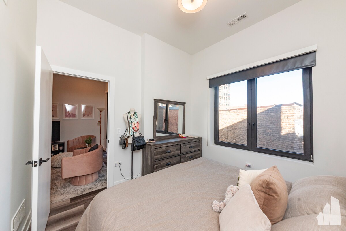 Building Photo - 2322 N Clark St