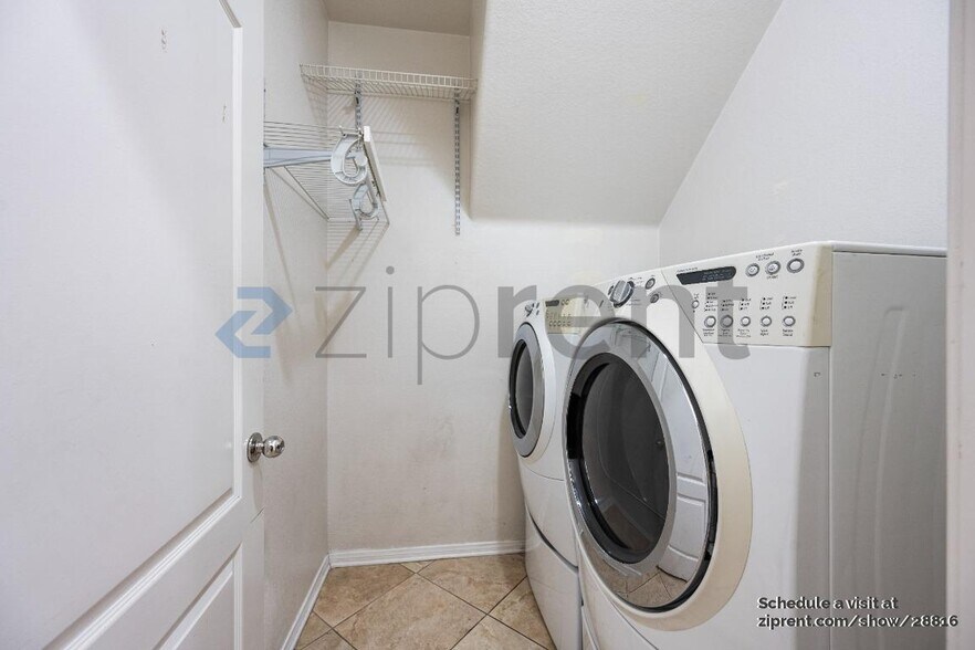 Building Photo - Unit